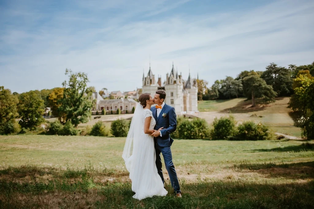 photos de mariés devant le château de chanzeaux en anjou par nathalie marteau photographe mariage angers-rennes