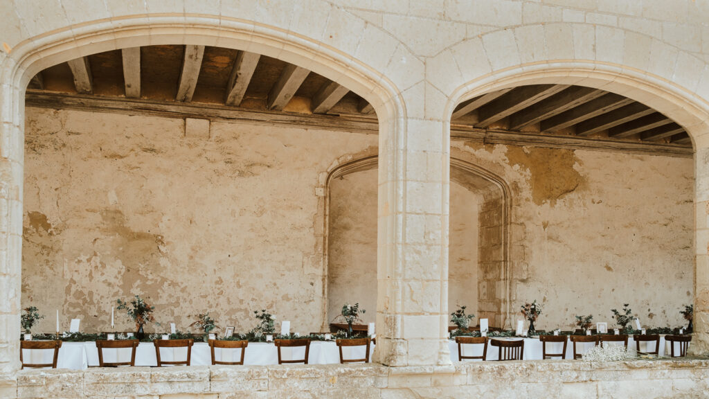 photographie de repas de mariage en extérieur au chateau du plessis bourré par nathalie marteau photographe mariage angers