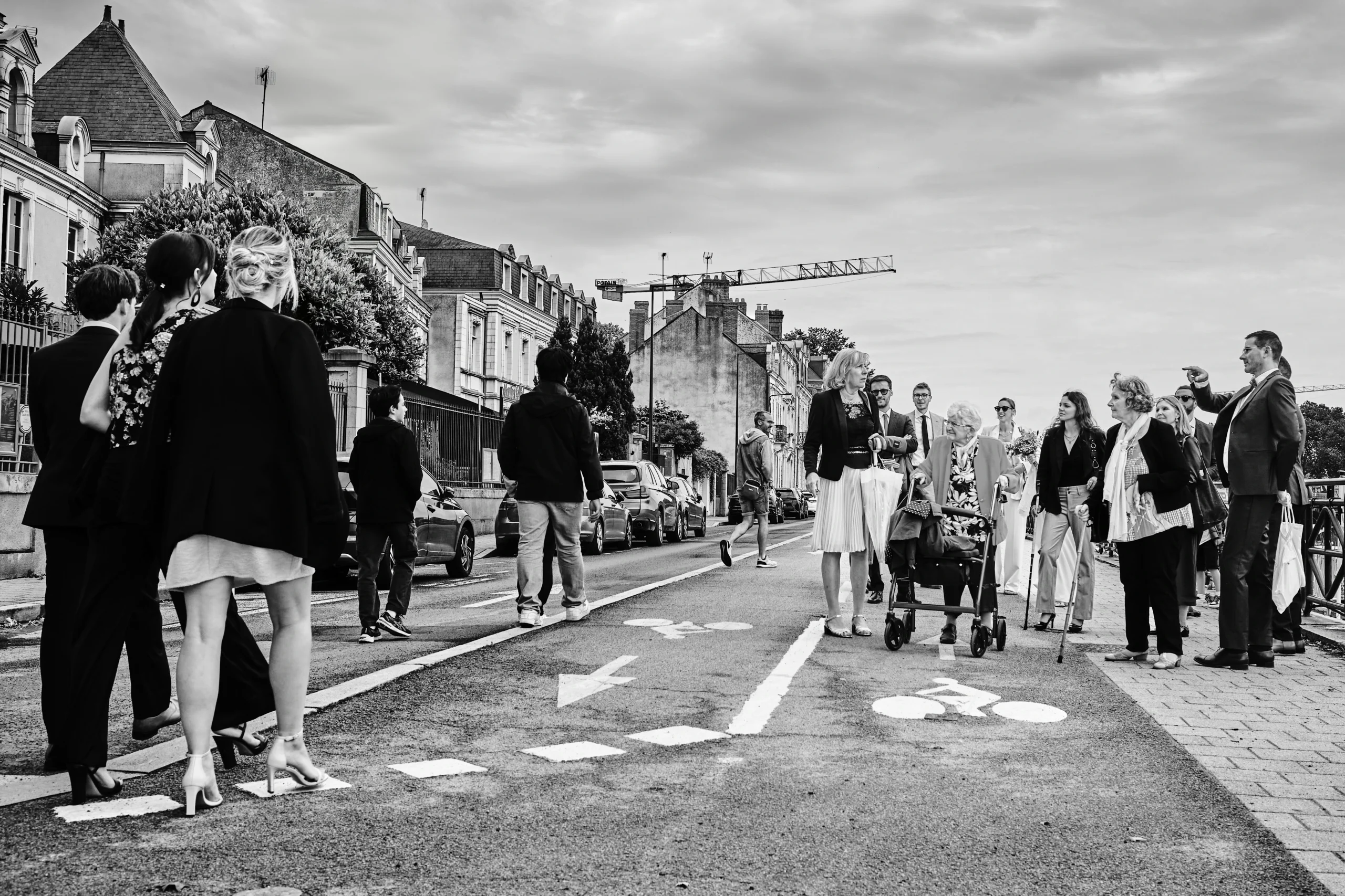 les convives du mariage se rejoignant pour la promenade en bateau pour le cocktail du mariage par nathalie marteau photographe mariage angers