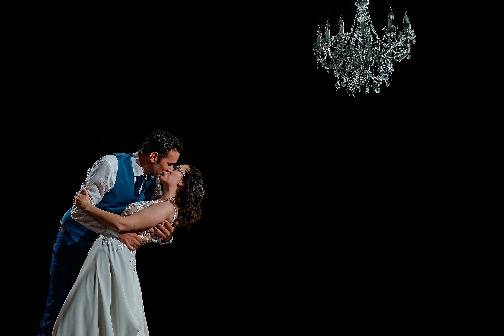 portrait photographique de mariés à la fin de leur première danse s'embrassant photo de mariage prise par nathalie marteau photographe mariage nantes