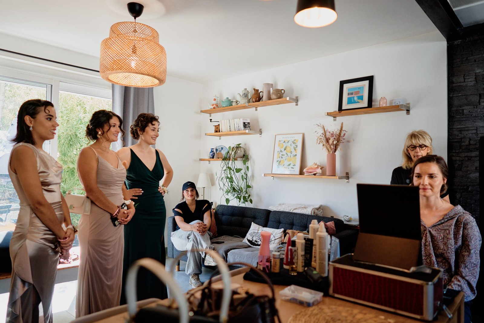 Les amies d'Audrey la regardent, émues, pendant qu'elle termine sa coiffure le matin du mariage