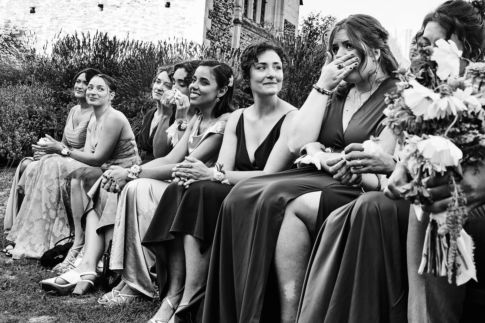 En noir et blanc, les témoins assises sur le banc pendant les vœux, l'une la main sur la bouche, une autre un mouchoir à la main