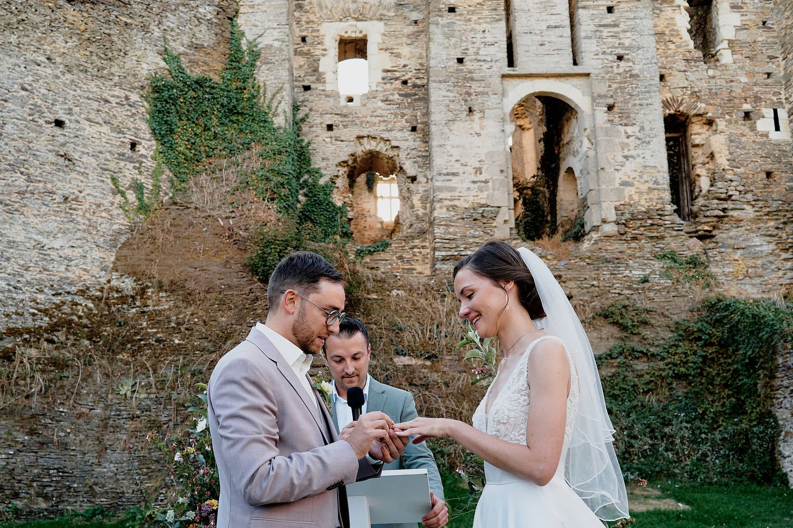 Échange des alliances entre Audrey et Nicolas pendant leur cérémonie laïque au château du Plessis-Macé
