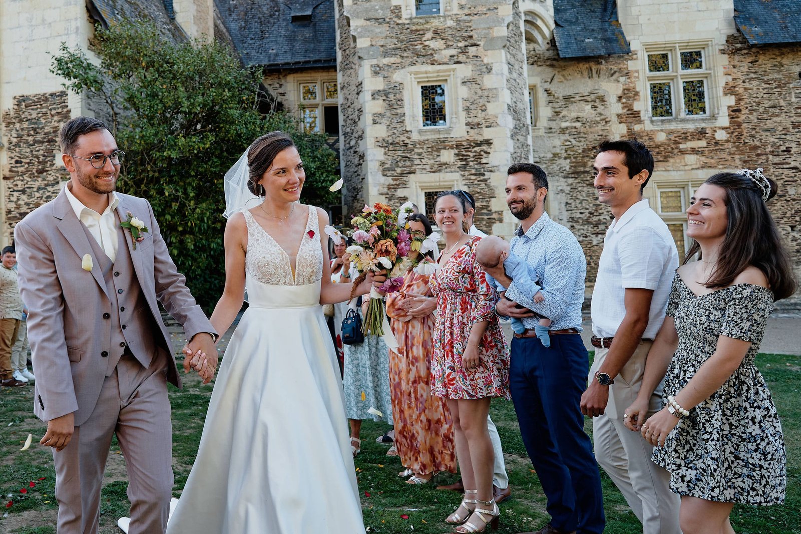 Audrey et Nicolas après la sortie sous la haie d'honneur, château du Plessis-Macé