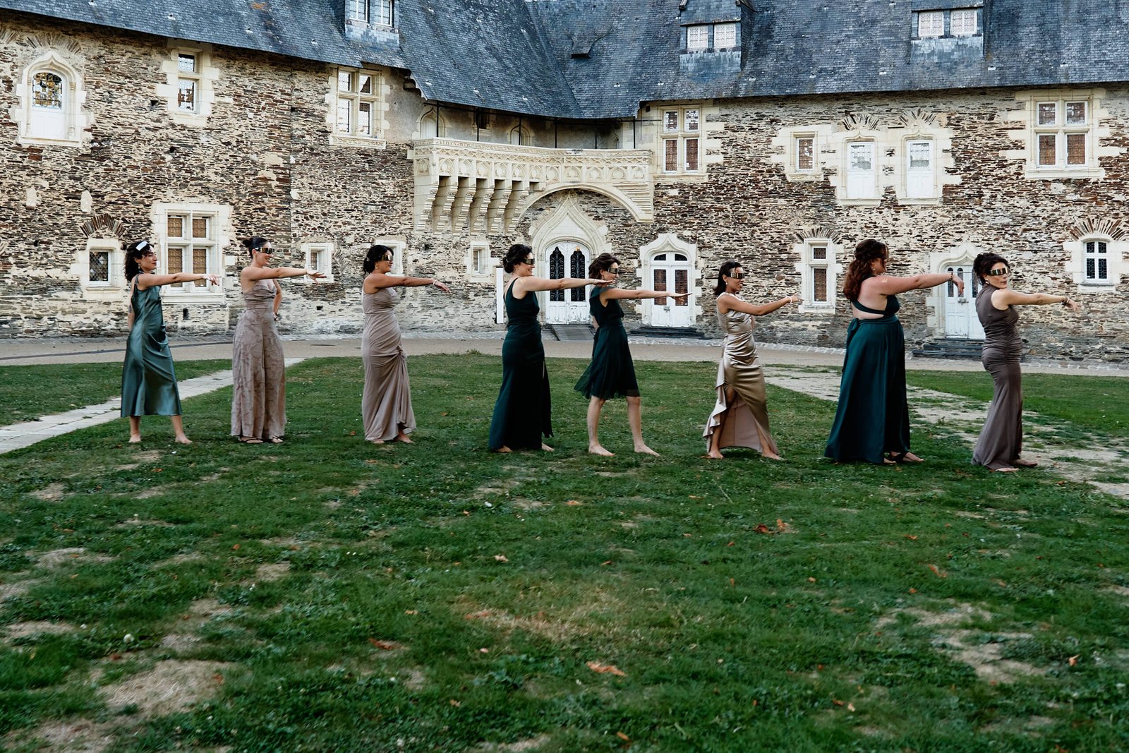 Chorégraphie des invités pendant le cocktail, mariage au château du Plessis-Macé