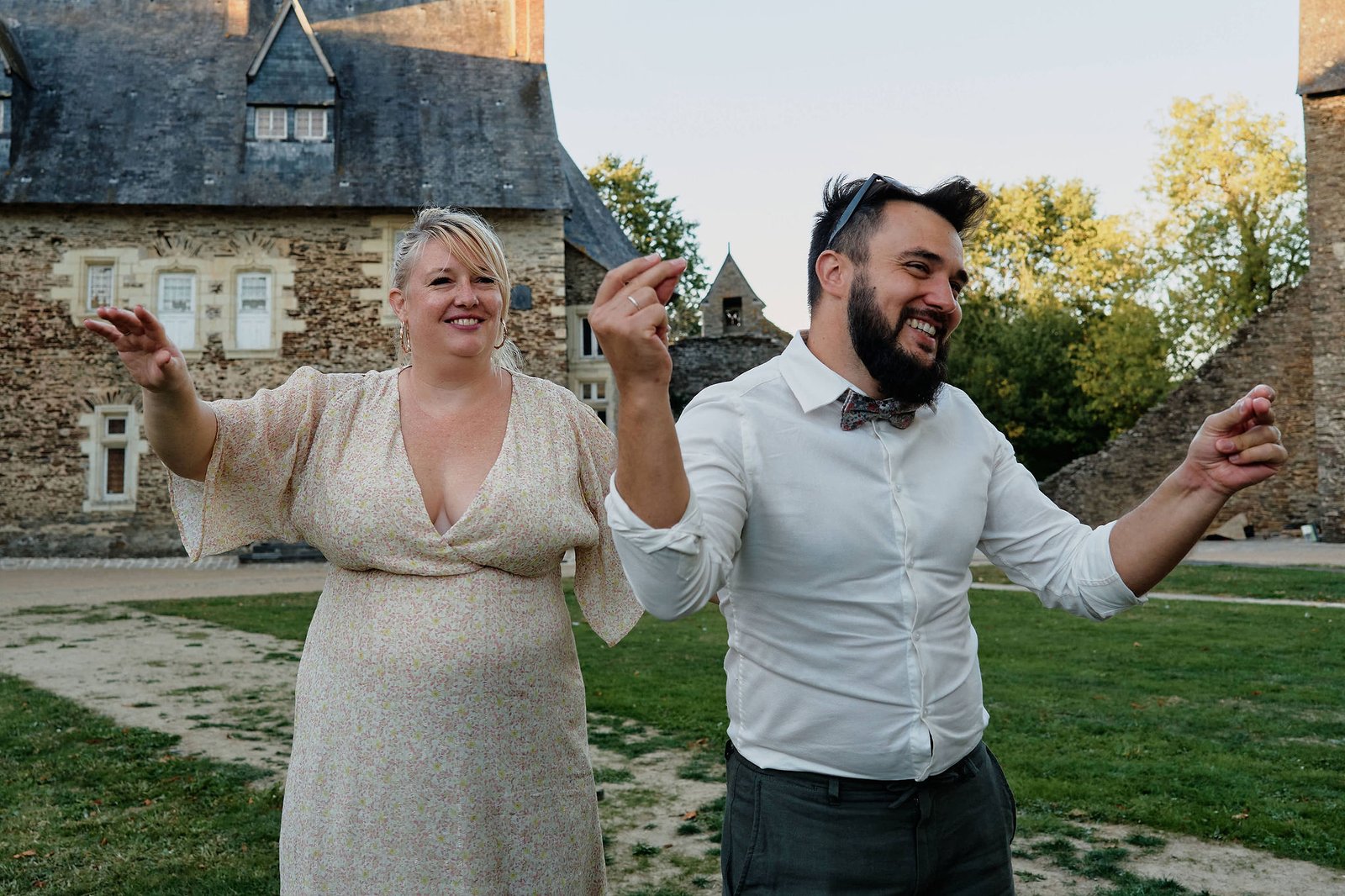 Audrey et Nicolas regardent la chorégraphie de leurs proches