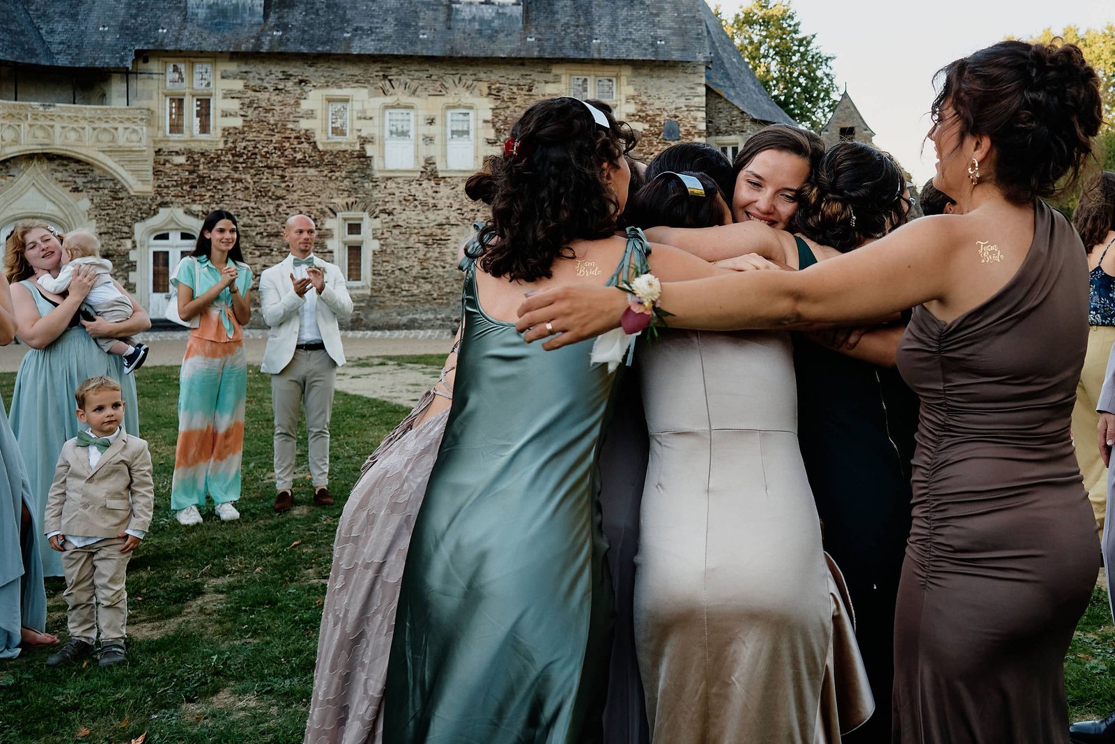 Fin de la chorégraphie, les invités applaudissent au château du Plessis-Macé