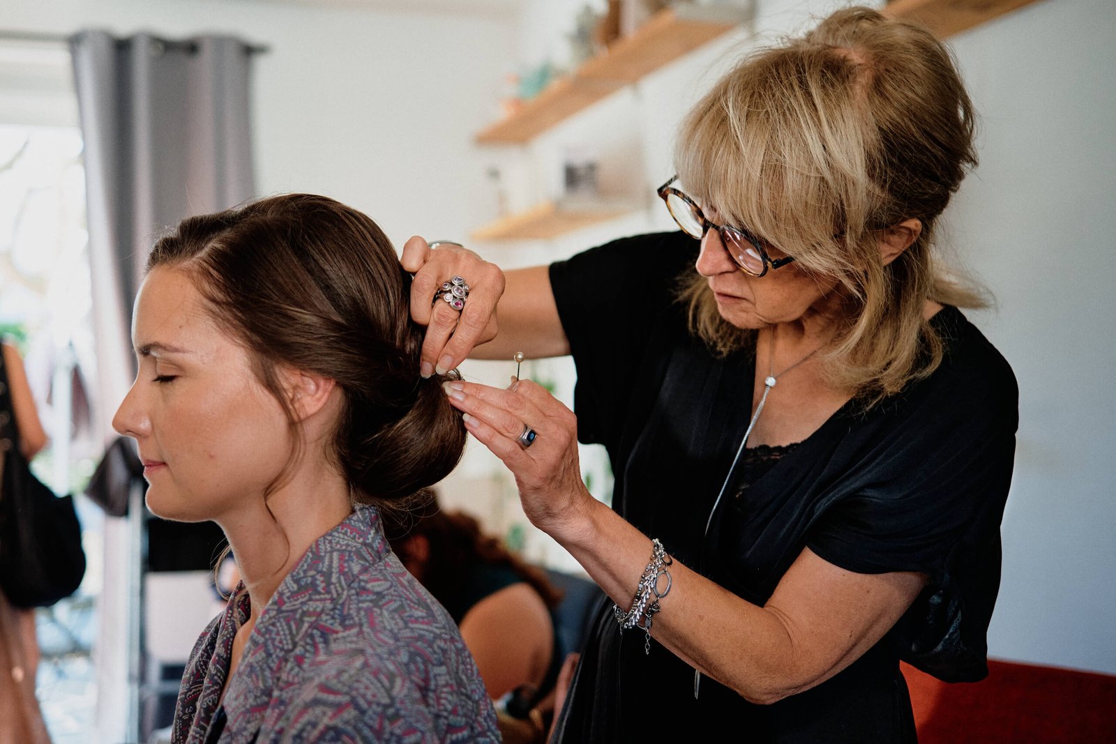 Audrey se fait coiffer le matin de son mariage, les épingles glissées une à une dans son chignon