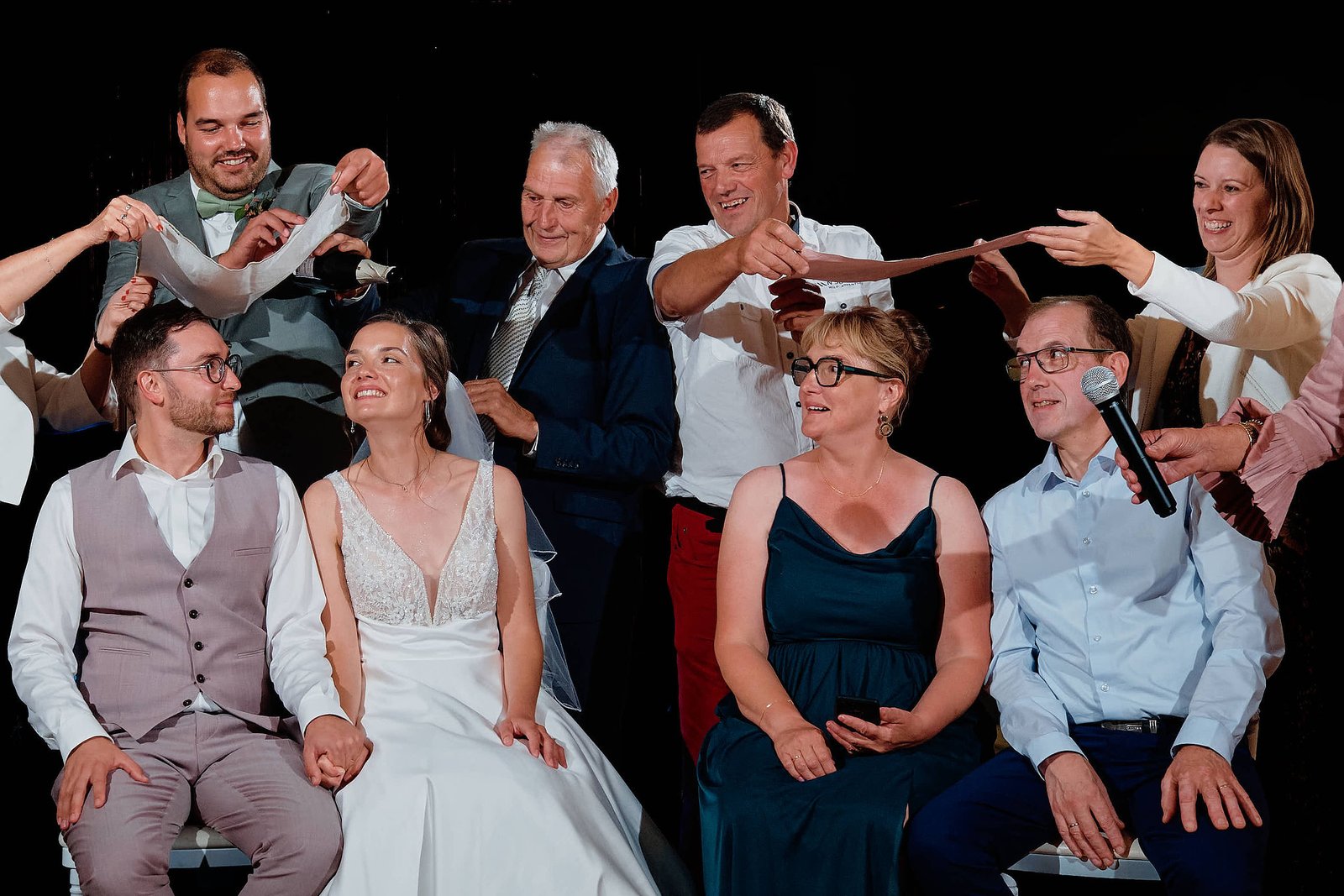Les invités chantent le vivat flamand autour des mariés, château du Plessis-Macé