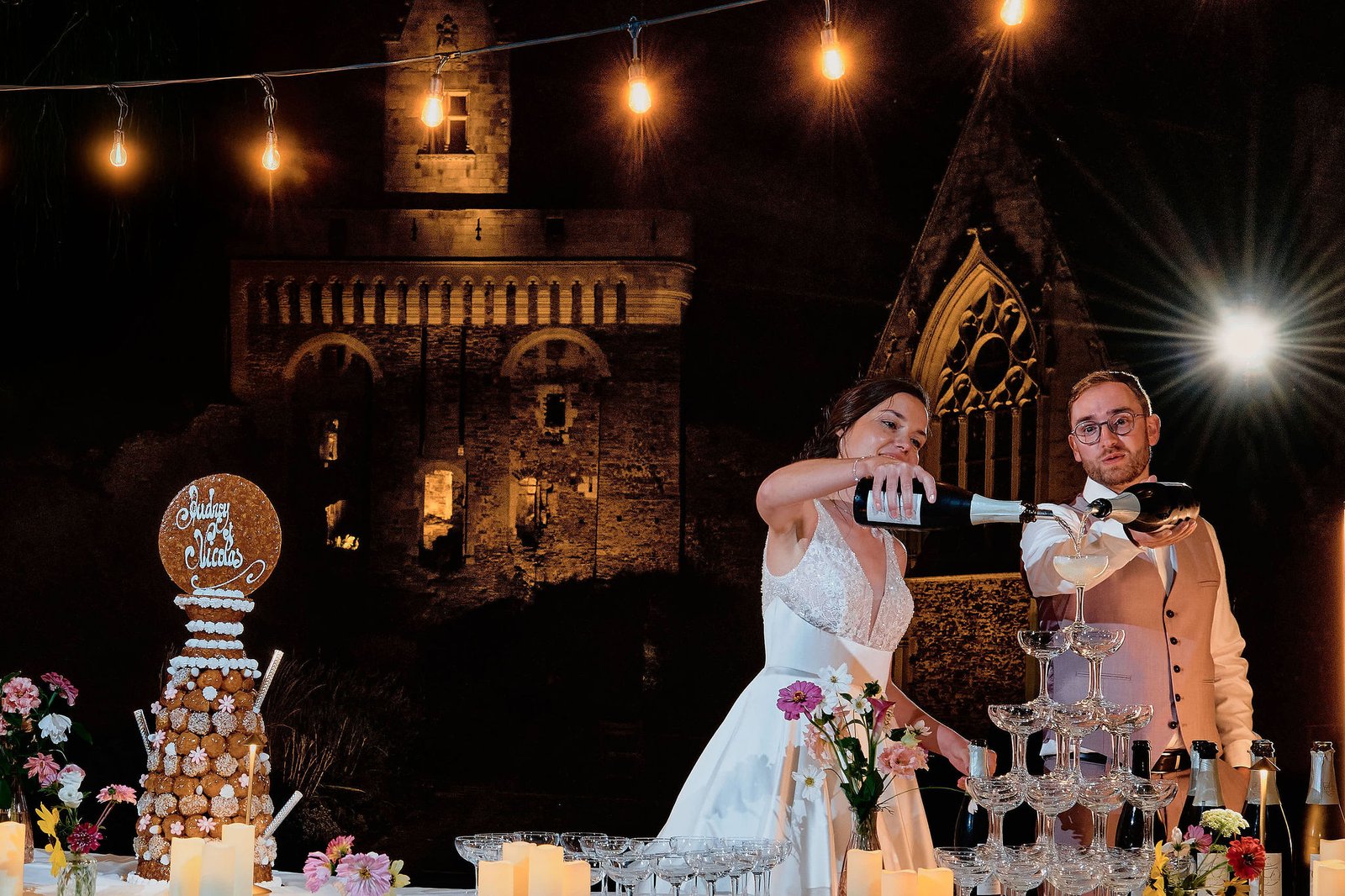 Fontaine à champagne dans la cour du château du Plessis-Macé, mariage d'Audrey et Nicolas