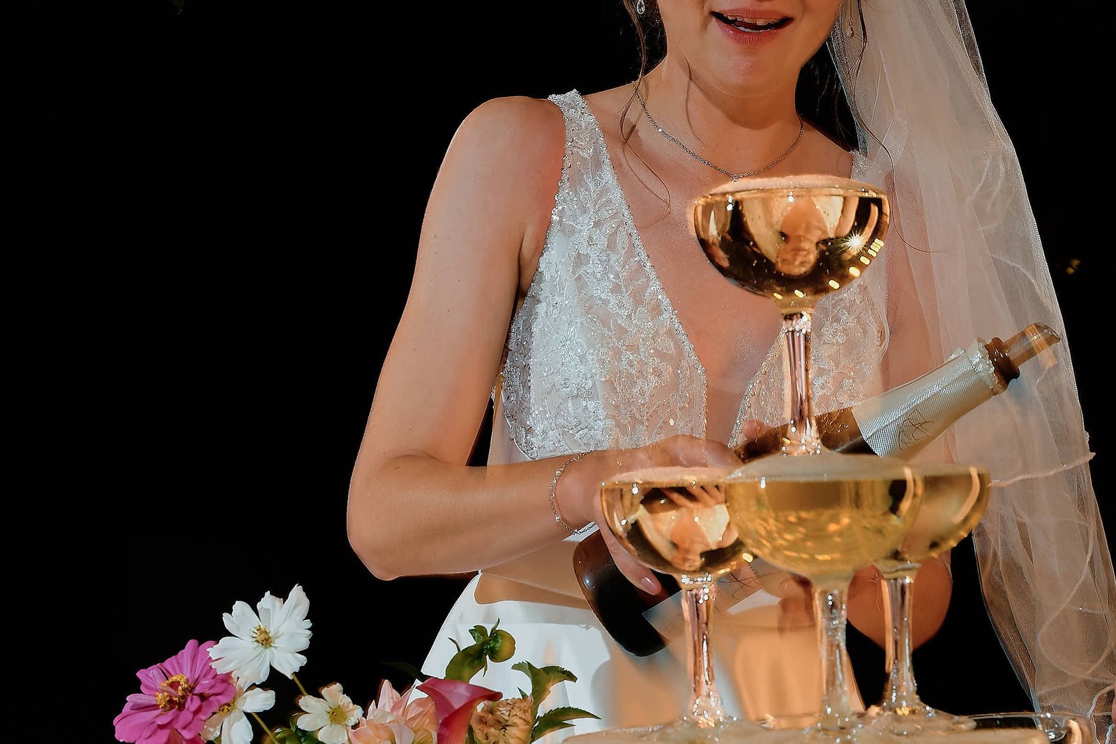 Le champagne coule d'étage en étage dans la cour du château du Plessis-Macé