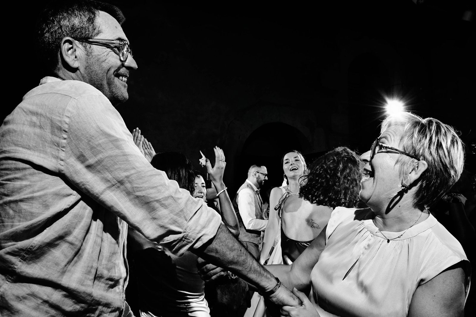 Les invités sur le dancefloor, soirée de mariage au château du Plessis-Macé