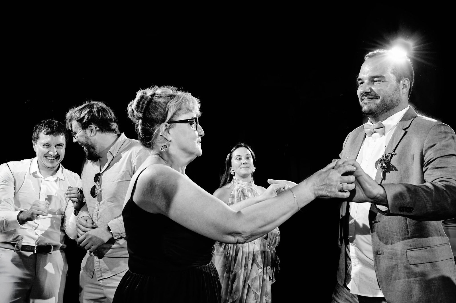 Fin de soirée sur le dancefloor du château du Plessis-Macé, mariage d'Audrey et Nicolas