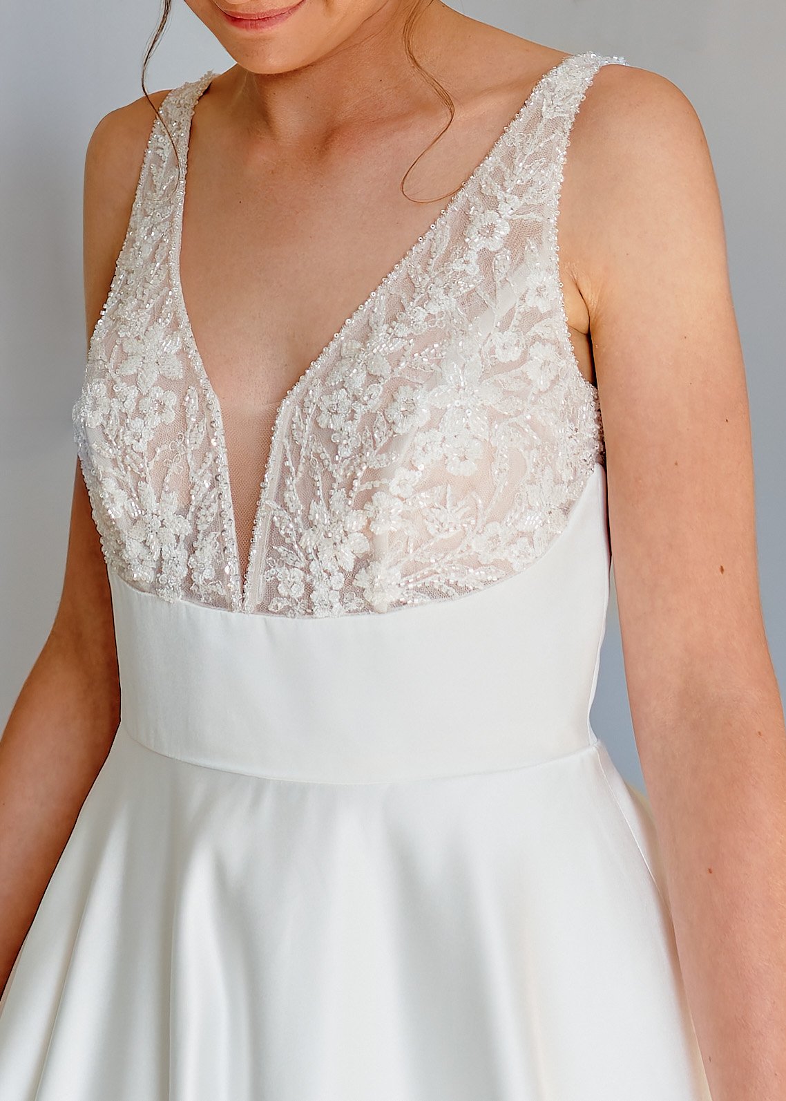 Détail du bustier en dentelle de la robe de mariée d'Audrey